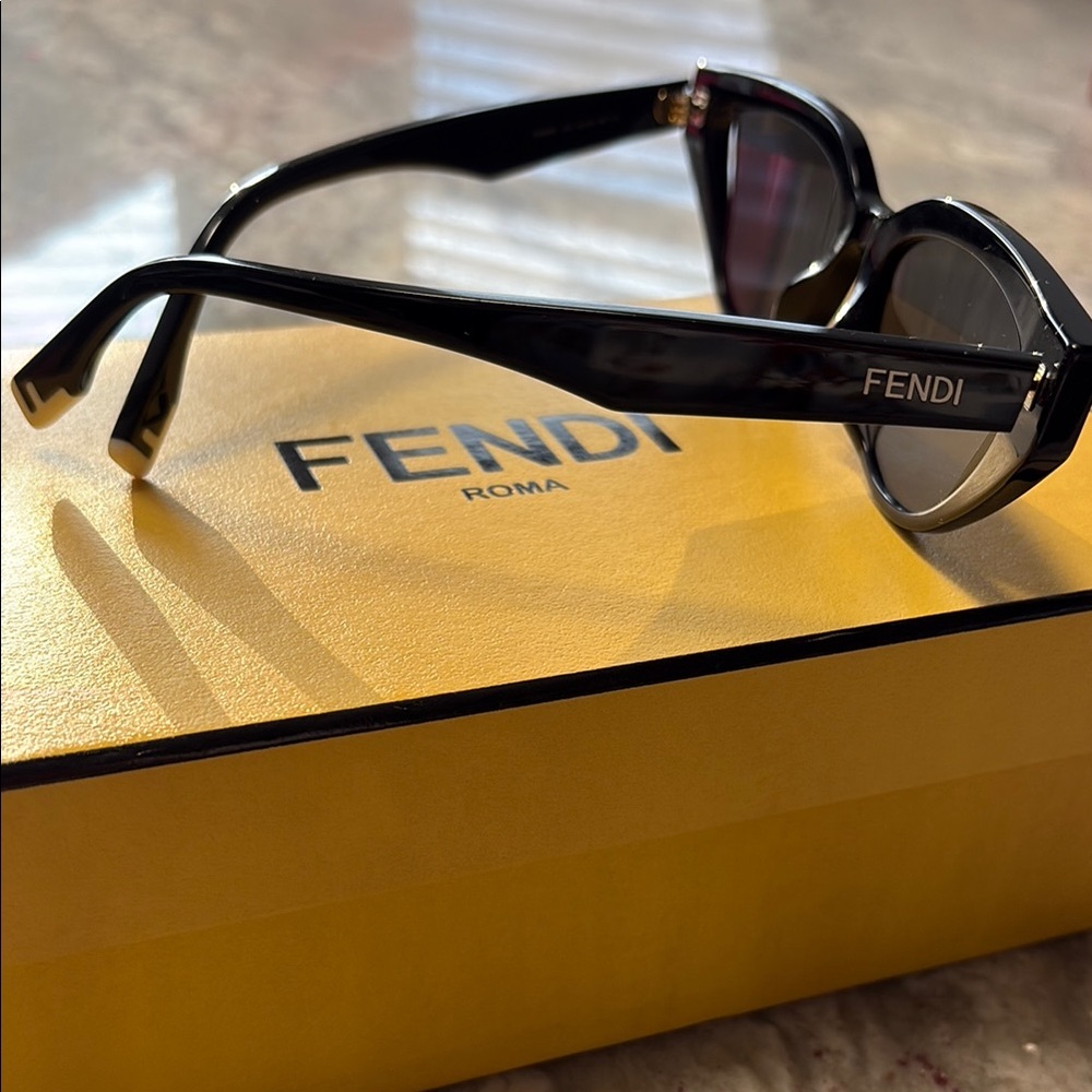 Fendi Way
Fashion Show sunglasses - Picture 3 of 7